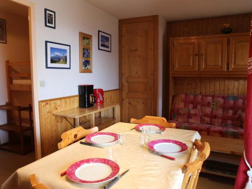 une table recouverte de plaques rouges et blanches dans l'établissement Studio cabine 3/4 pers proche pistes à Aussois - FR-1-508B-43, à Aussois