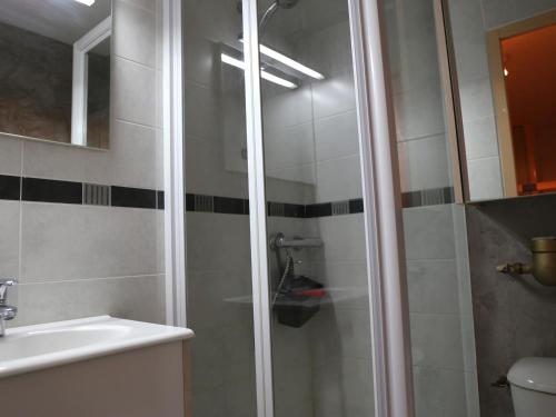 une salle de bain avec douche et lavabo dans l'établissement Studio cabine 3/4 pers proche pistes à Aussois - FR-1-508B-43, à Aussois