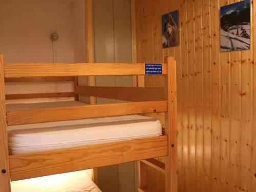 quelques lits superposés dans une chambre dans l'établissement Studio cabine 3/4 pers proche pistes à Aussois - FR-1-508B-43, à Aussois