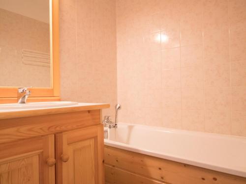 une salle de bain avec un lavabo et une baignoire dans l'établissement Appartement chaleureux à Aussois, 6 pers, proche navettes - FR-1-508B-10, à Aussois