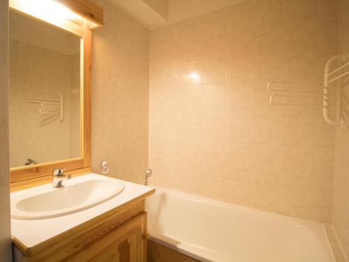 une salle de bain avec un lavabo, une baignoire et un miroir dans l'établissement Appartement calme proche navettes gratuites - FR-1-508B-9, à Aussois
