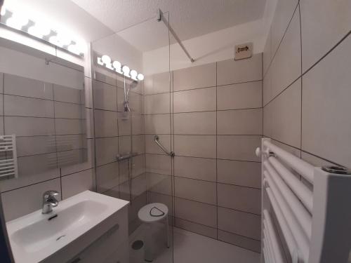 une salle de bain avec un lavabo et une douche en verre dans l'établissement Studio Cabine Rénové 4 Pers avec Terrasse et Vue à Aussois - FR-1-508B-29, à Aussois