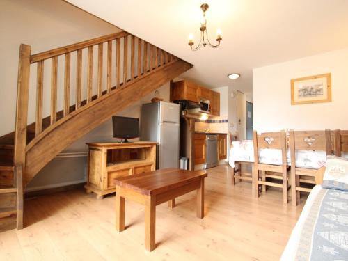 une cuisine et un salon avec un escalier et une table dans l'établissement Duplex 3 chambres pour 8 pers avec jolie vue village à Aussois - FR-1-508B-16, à Aussois