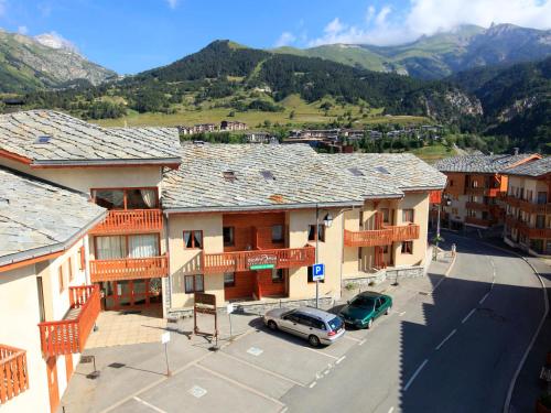 - une vue aérienne sur une petite ville avec des montagnes dans l'établissement Appartement calme adapté PMR, Aussois - FR-1-508B-50, à Aussois