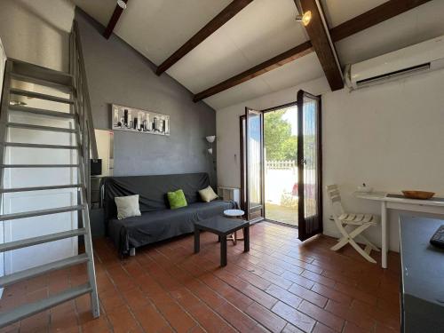 un salon avec un canapé et une table dans l'établissement Appt climatisé avec terrasse, parking privé, Gruissan - FR-1-229-896, à Gruissan