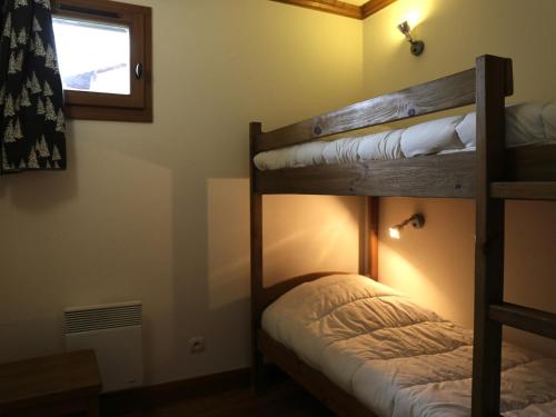deux lits superposés dans une chambre avec fenêtre dans l'établissement Appartement spacieux pour 6 avec WIFI à Aussois - FR-1-508B-35, à Aussois