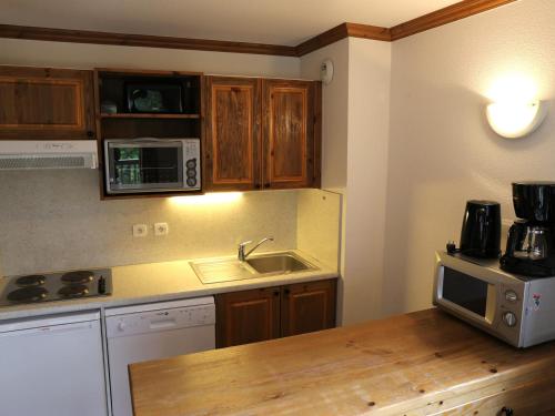 une cuisine avec un évier et un micro-ondes dans l'établissement Appartement spacieux 6 personnes avec vue, WiFi gratuit - FR-1-508B-30, à Aussois