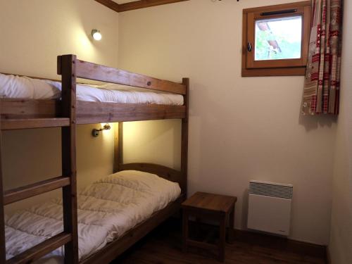 une chambre avec deux lits superposés et une fenêtre dans l'établissement Appartement spacieux 6 personnes avec vue, WiFi gratuit - FR-1-508B-30, à Aussois
