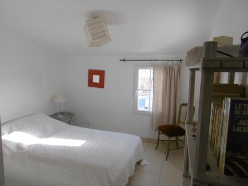 une chambre avec un lit blanc et une fenêtre dans l'établissement Maison mitoyenne confort à Barbâtre proche plage, jusqu'à 10 pers - FR-1-823-151, à Barbâtre
