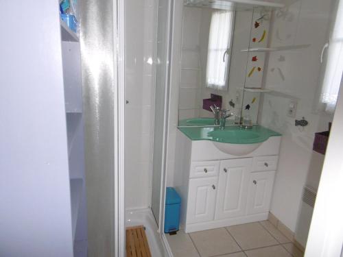 une salle de bain blanche avec un lavabo et une douche dans l'établissement Maison mitoyenne confort à Barbâtre proche plage, jusqu'à 10 pers - FR-1-823-151, à Barbâtre