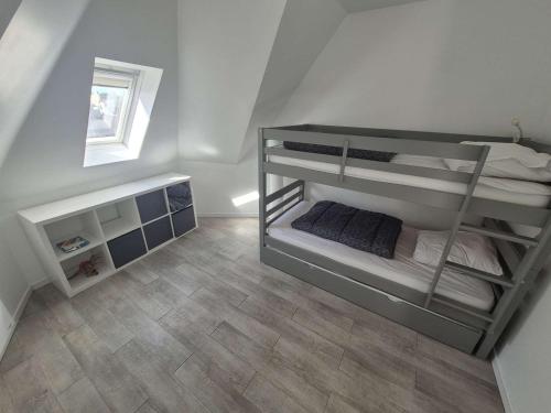 une chambre avec deux lits superposés et un plancher en bois dans l'établissement Duplex T3 lumineux avec garage à Berck-Plage - FR-1-674-50, à Berck-sur-Mer