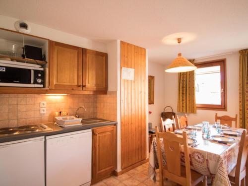 une cuisine avec une table et une salle à manger dans l'établissement Appartement 6 pers. Aussois avec terrasse et parking - FR-1-508B-49, à Aussois