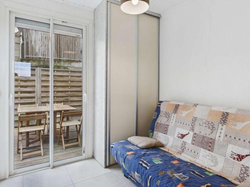 un salon avec un canapé et une porte coulissante en verre dans l'établissement Appartement T2 en front de mer au Grau d'Agde pour 4 personnes - FR-1-423-324, au Grau-dʼAgde