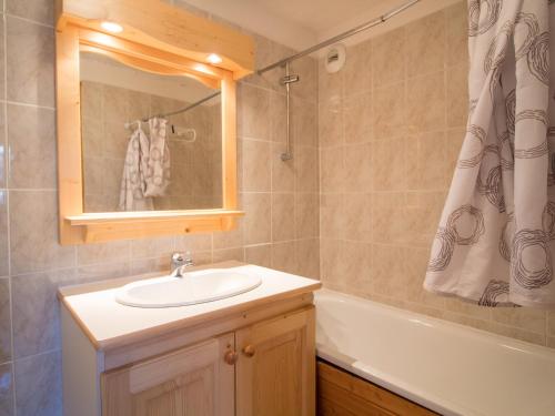 Ένα μπάνιο στο Appartement 6 pers. Aussois avec terrasse et parking - FR-1-508B-49