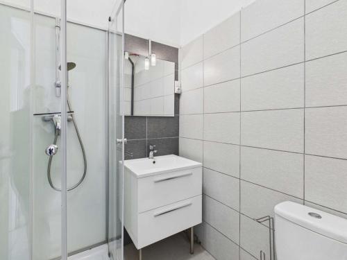 une salle de bain blanche avec un lavabo et une douche dans l'établissement Appartement T2 en front de mer au Grau d'Agde pour 4 personnes - FR-1-423-324, au Grau-dʼAgde