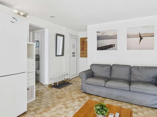 un salon avec un canapé et une table dans l'établissement Appartement T3 RDC avec Terrasse et Climatisation - FR-1-423-325, au Grau-dʼAgde