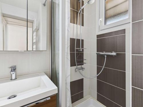 une salle de bain avec un lavabo et une douche dans l'établissement Appartement T3 RDC avec Terrasse et Climatisation - FR-1-423-325, au Grau-dʼAgde