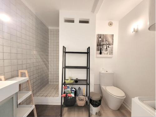 une salle de bain blanche avec toilettes et douche dans l'établissement T2 à Canet-en-Roussillon - 4 personnes, parking, vue mer - FR-1-794-162, à Canet