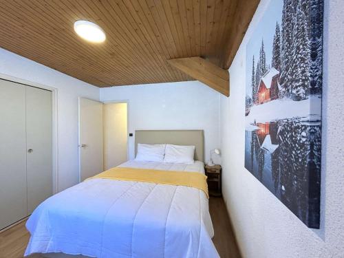 une chambre avec un lit et un tableau au mur dans l'établissement Appartement 3 pièces à Briançon, balcon sud, parking, jusqu'à 6 personnes - FR-1-330C-152, à Briançon