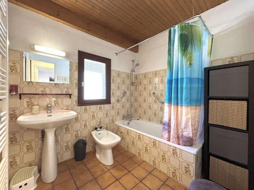 une salle de bain avec un lavabo, une baignoire et des toilettes dans l'établissement Appartement 3 pièces à Briançon, balcon sud, parking, jusqu'à 6 personnes - FR-1-330C-152, à Briançon