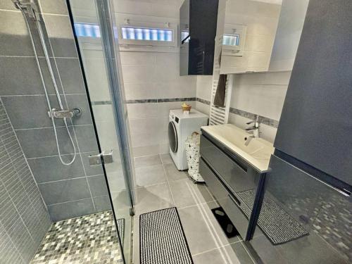 une salle de bain avec une douche, un lavabo et des toilettes dans l'établissement Appartement calme proche plage, terrasse, proche animations - FR-1-816-29, à Bormes-les-Mimosas