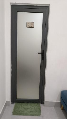 a door with a sign on it in a room at Nguyên căn Homestay -Nhà Mẹ Khang 1 in Cu Chi