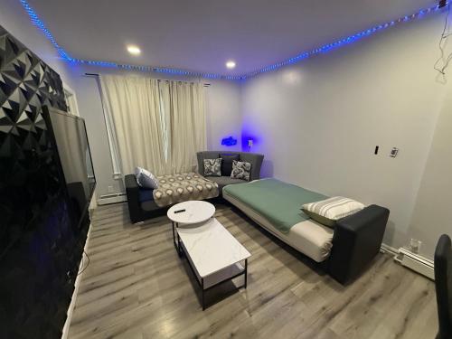 Posezení v ubytování Elegant 3 Bedroom Condo near EWR, NJ Transit & NYC - Unit 4