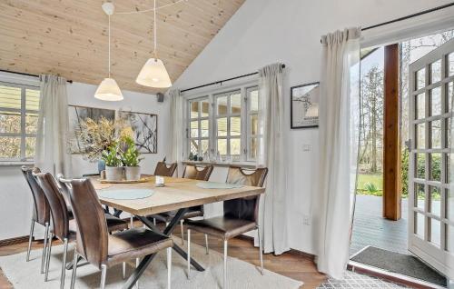 a dining room with a table and chairs at Lovely Home In Gørlev With Wifi in Gørlev