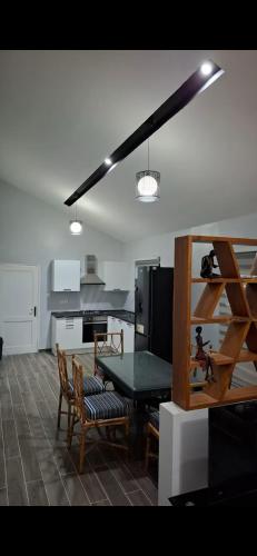 eine Küche mit Tisch und Stühlen in einem Zimmer in der Unterkunft American Home in M'bour