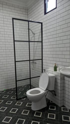 a bathroom with a toilet and a shower and a sink at Villa lofous in Pasirpogor