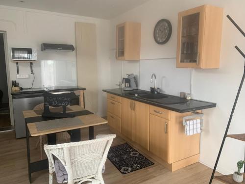 - une cuisine avec un évier, une table et un comptoir dans l'établissement Appartement douillet, à Mirefleurs