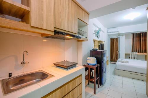 Кровать или кровати в номере Modern and Homey Studio at Gunung Putri Apartment By Travelio