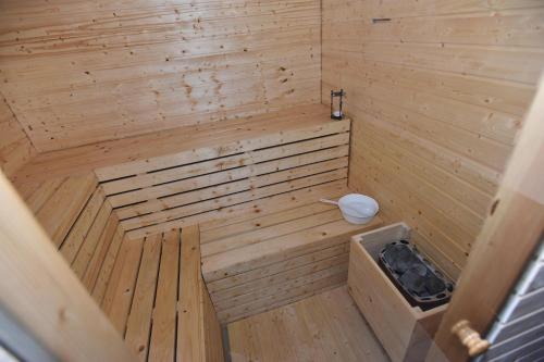 una sauna de madera vacía con bañera y cubo de basura en Apartments Lapaž, en Sveti Martin na Muri