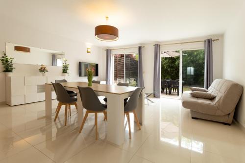 une cuisine et une salle à manger avec une table et des chaises dans l'établissement Maison Cosy avec Jardin Paris Disney, à Bry-sur-Marne
