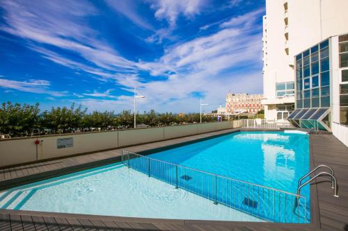 une piscine sur le toit d'un immeuble dans l'établissement Studio et piscine sur la grande plage, à Biarritz