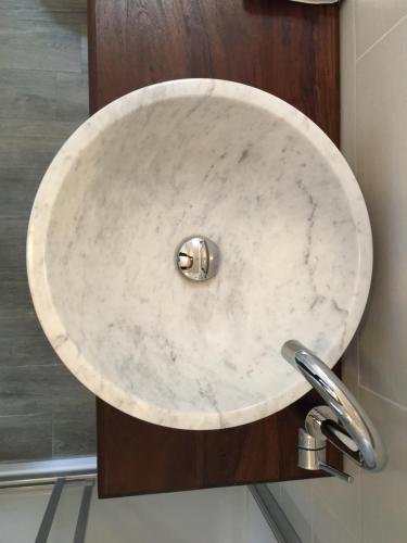 a white marble sink in a bathroom at B&B Residenza Marina in Marina di Carrara