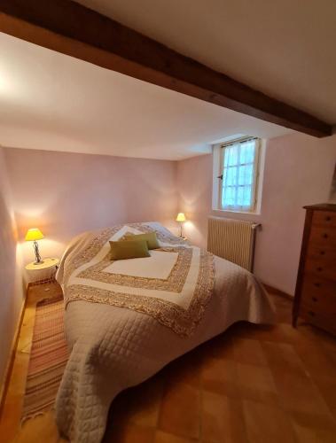 - une chambre avec un lit doté d'un couvre-lit blanc et d'une fenêtre dans l'établissement La Croix du Sud - Ocres en Provence, à Apt