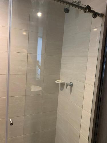 a bathroom with a shower with a glass door at Apartamento acogedor in Barranquilla