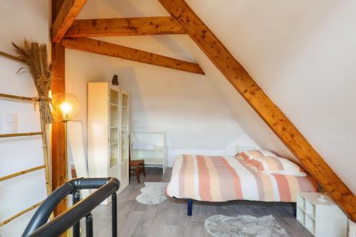 布鲁瓦Duplex Élégant et Lumineux avec vue sur le château的阁楼里有一张床的卧室