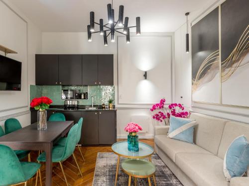 un salon avec un canapé et une table dans l'établissement Merveil - Luxury Suite - Louvre - Aboukir IV, à Paris