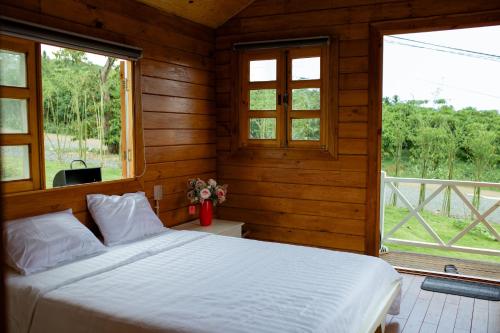 Postel nebo postele na pokoji v ubytování Healing Space Bungallow Bao Loc