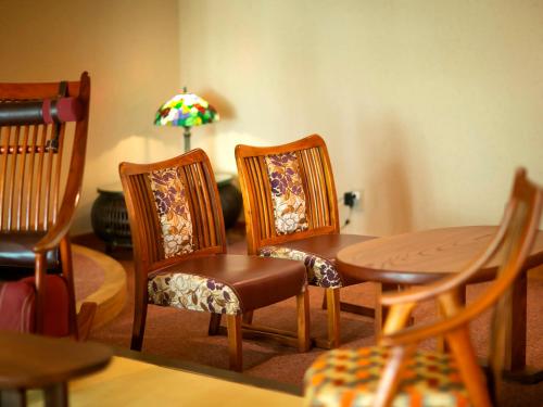 a room with a table and two chairs and a table and a table at Yuhigauraonsen ShizukaHanaogi in Kyotango