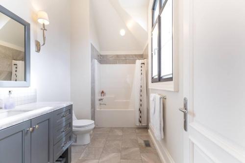 Bilik mandi di Chateau Calcaire Carriage House