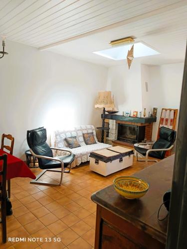 un salon avec un canapé et une cheminée dans l'établissement Le Jardin des Muses, à Jard-sur-Mer