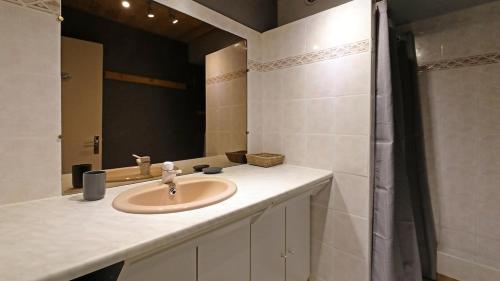 une salle de bain avec un lavabo et un miroir dans l'établissement La Belle Vue Gérardmer, à Gérardmer