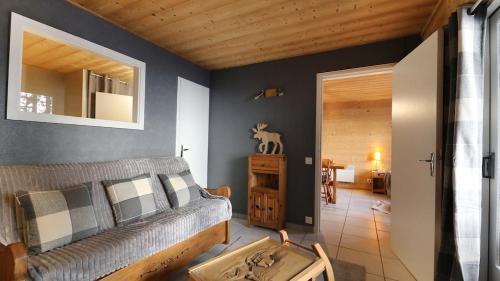 - un salon avec un canapé et une baignoire dans l'établissement La Belle Vue Gérardmer, à Gérardmer