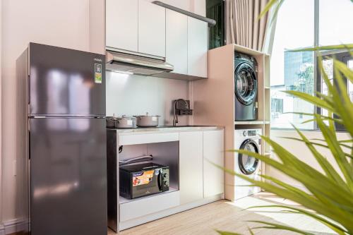 una cucina con frigorifero in acciaio inox e fornello di Home by CR Concept in Center City ad Ho Chi Minh