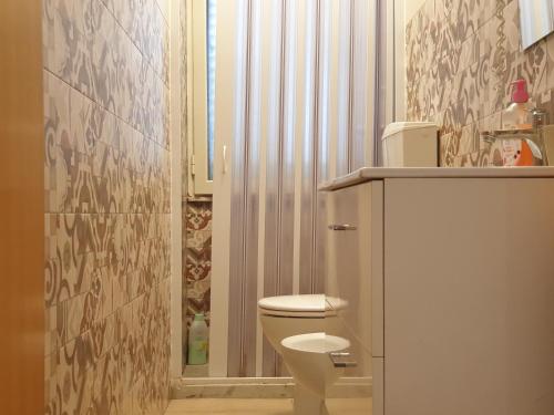 a small bathroom with a toilet and a shower at Oasi Iblea Now in Ragusa