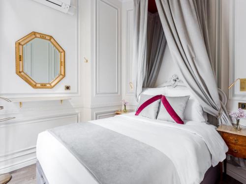 - une chambre dotée d'un lit blanc avec un oriel rouge dans l'établissement Merveil - Luxury Suite - Louvre - Aboukir V, à Paris
