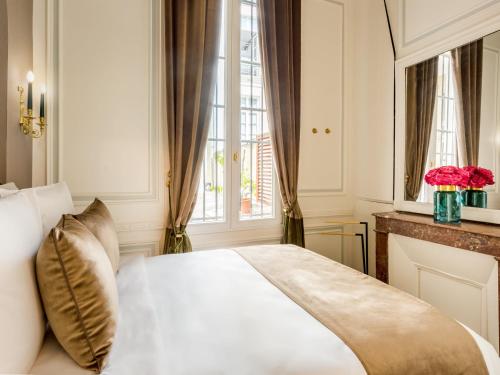 une chambre avec un lit blanc et une fenêtre dans l'établissement Merveil - Luxury Suite - Louvre - Aboukir V, à Paris
